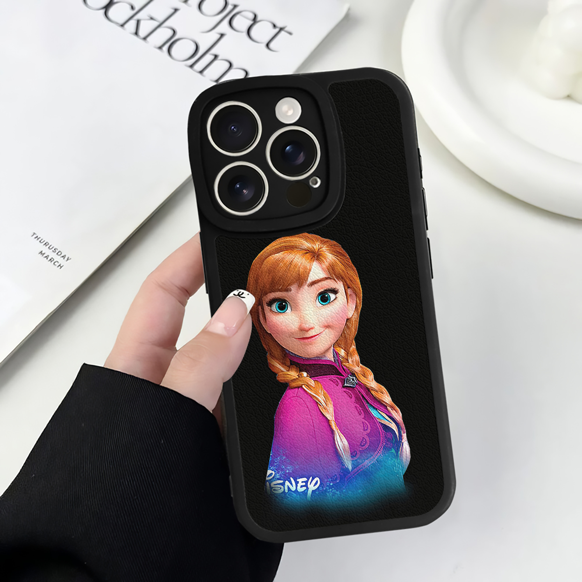 （画像用） アナと雪の女王 アンナ エルサ Frozen Anna Elsa 【iPhone 16シリーズ対応】シリコンスマホケース（レザー調） 材質：シリコン